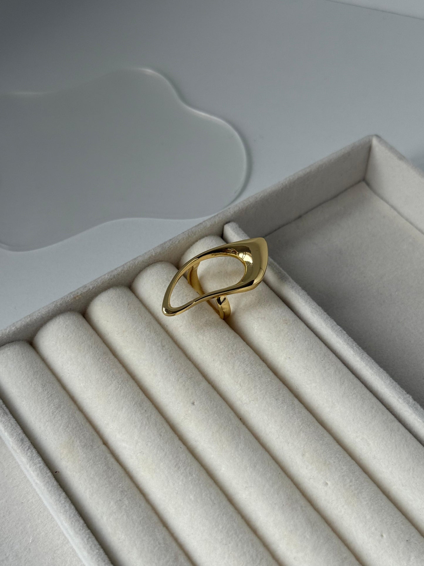 Badem Göz Formlu İçi Boş Oval Çerçeveli Parlak Altın Yüzük | GOÉZ