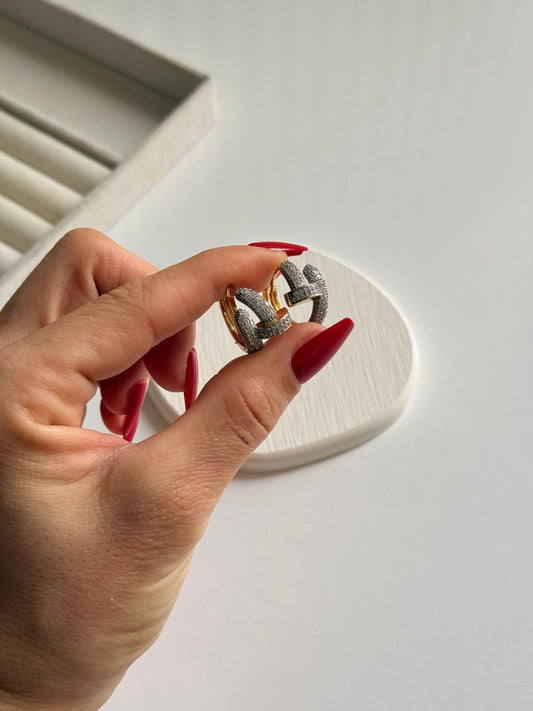 Pavé Zirkon Çivi Formlu Huggie Küpe | GOÉZ