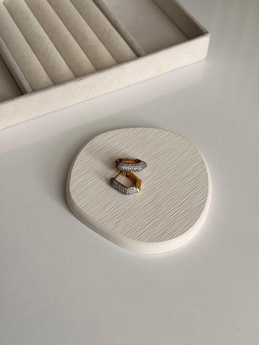 Pavé Zirkon Dolgulu Altın Huggie Küpe | GOÉZ