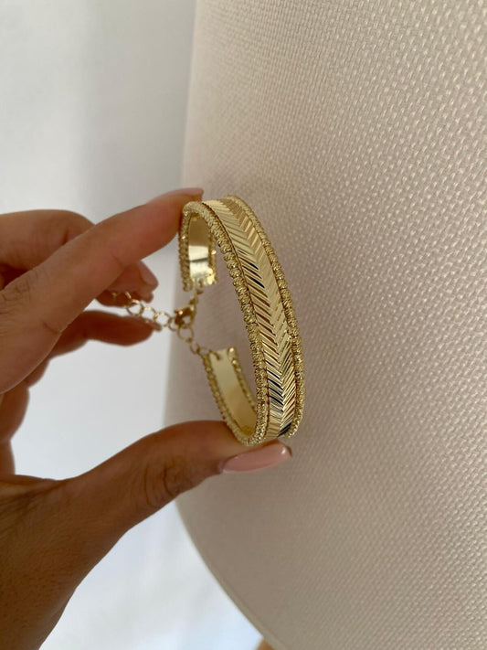 Balıksırtı Desenli Altın Kelepeçe Bileklik | GOÉZ
