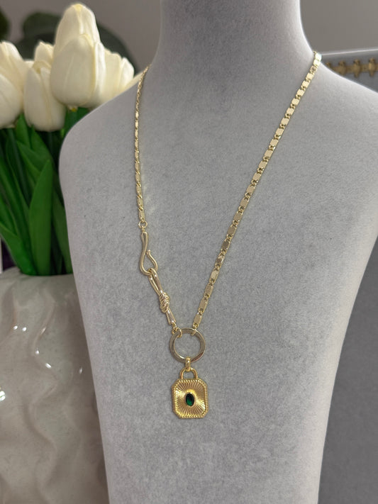 Figaro Zincir Halka Tokalı Yeşil Taşlı Kare Madalyon Kolye | GOÉZ