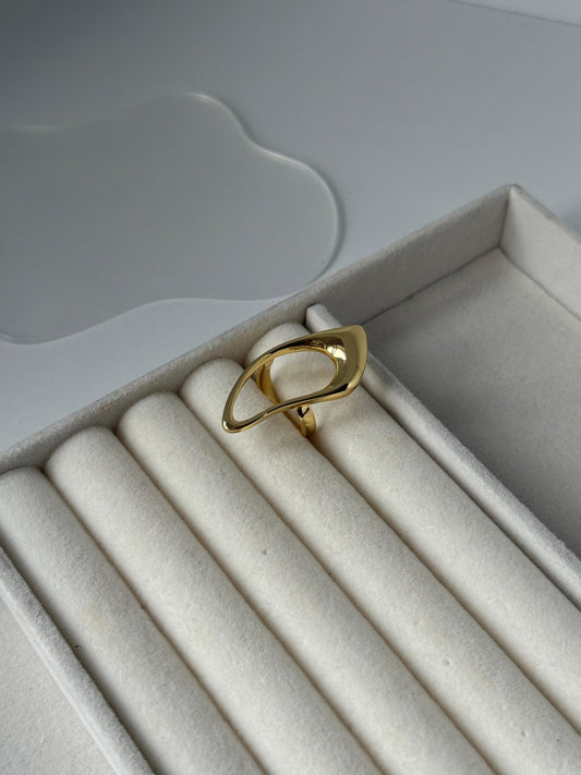 Badem Göz Formlu İçi Boş Oval Çerçeveli Parlak Altın Yüzük | GOÉZ