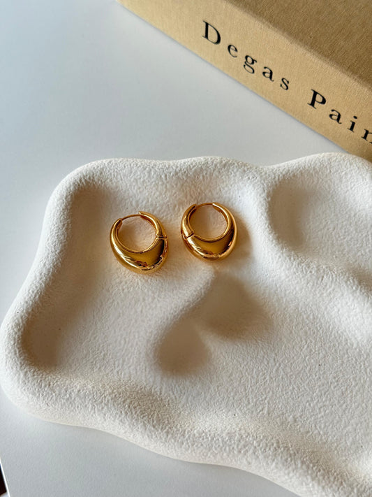 Minimal Chunky Altın Huggie Küpe | GOÉZ